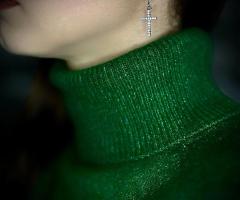 Жіночі срібні сережки хрестик із кубічним цирконієм покриті родієм