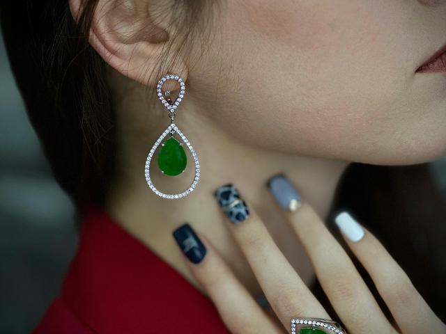 Жіночий срібний комплект прикрас з синтетичним хризопразом і кубічним цирконієм покритий родієм