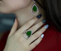 Жіночий срібний комплект прикрас з синтетичним хризопразом і кубічним цирконієм покритий родієм